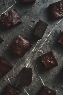 Espresso Brownie turtası. Kahveyle yapılmış brovniler. Daha derin bir aromaları, hafif turta aromaları ve daha koyu renkleri var. İçerisi nemli. Yüksek kalite fotoğraf