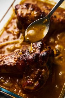 Hindi kanatlarını dikdörtgen pişirme kalıbında boğmuş. Yemek fotoğrafı. Kıtır kıtır kızartılmış, kanatları kalın bir sosun içinde sebzelerle boğulmuş. - Evet. Yüksek kalite fotoğraf