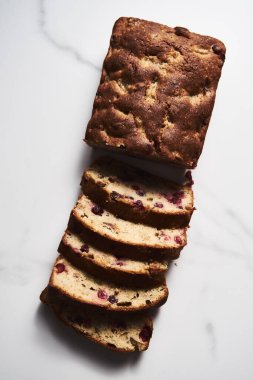 Ev yapımı kızılcık ve muzlu ekmek. Olgun muzlar ve cevizli taze kızılcıklarla yapılmış. - Evet. Yüksek kalite fotoğraf