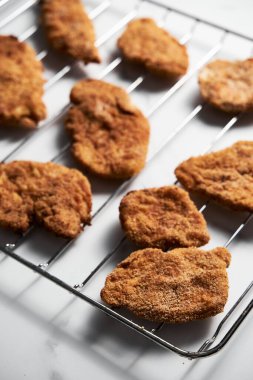 Ekmek kırıntılarıyla pişirilmiş tavuğu şnitzele yakın tutun. Yüksek kalite fotoğraf