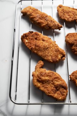 Ekmek kırıntılarıyla pişirilmiş tavuğu şnitzele yakın tutun. Yüksek kalite fotoğraf