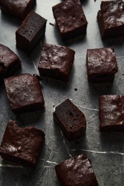 Espresso Brownie turtası. Kahveyle yapılmış brovniler. Daha derin bir aromaları, hafif turta aromaları ve daha koyu renkleri var. İçerisi nemli. Yüksek kalite fotoğraf