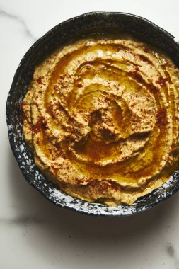 Patlıcan humusu. Klasik humus, kavrulmuş patlıcan ve sarımsak ile yapılır. Nohut ve tahini patlıcan, kavrulmuş sarımsak ve kırmızı biber, tuz ve kimyon gibi baharatlarla işlenmiş. - Evet. Yüksek kalite