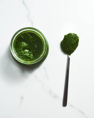 Pesto verde ya da yeşil pesto, fesleğen yaprağı, sarımsak, çam fıstığı, parmesan peyniri ve zeytinyağından yapılan İtalyan sosudur. Makarna yemeklerinde ya da yemek olarak kullanılır. Yüksek kalite fotoğraf