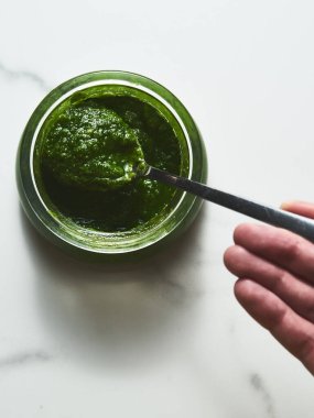 Pesto verde ya da yeşil pesto, fesleğen yaprağı, sarımsak, çam fıstığı, parmesan peyniri ve zeytinyağından yapılan İtalyan sosudur. Makarna yemeklerinde ya da yemek olarak kullanılır. Yüksek kalite fotoğraf