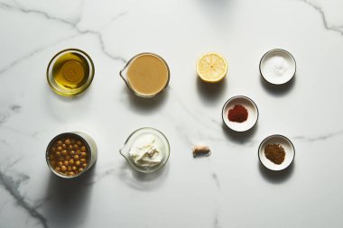 Türk humusu nohut, tahini, zeytinyağı, limon suyu ve sarımsaktan yapılan kremalı bir sos. Ekstra zenginlik için yoğurt ya da tereyağı da dahil. - Evet. Yüksek kalite fotoğraf