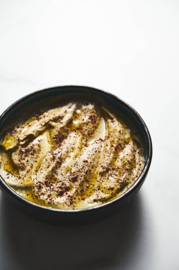 Mutabal - Tahini, sarımsak ve limon suyu ile kavrulmuş patlıcandan yapılmış Orta Doğu sosu. Kremalı, dumanlı ve keskin. Yüksek kalite fotoğraf