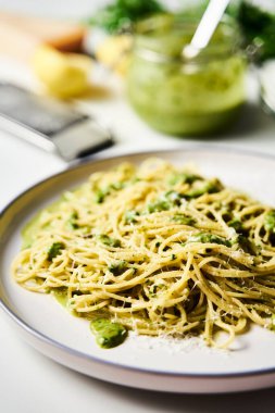 Lemony Bliss Pasta: Lezzetli Limon Pesto ile canlı bir Linguine Lezzeti, Taze Lezzet Yüksek Kaliteli Fotoğrafla Patlıyor