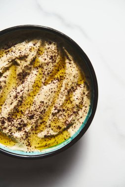 Mutabal - Tahini, sarımsak ve limon suyu ile kavrulmuş patlıcandan yapılmış Orta Doğu sosu. Kremalı, dumanlı ve keskin. Yüksek kalite fotoğraf