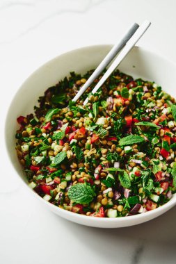  Taze Yaz Mercimek Tabbouleh Salatası Mercimek, Bitki ve Mevsimlik Lezzetler Karışımı. Yüksek kalite fotoğraf