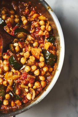 Nohut Tagine. aromatik baharatlar, domatesler ve soğanlar içinde kaynatılmış taze bezelyeli lezzetli Fas güveci. Genellikle otlarla süslenir ve kuskus veya ekmekle servis edilir. Yüksek kalite fotoğraf