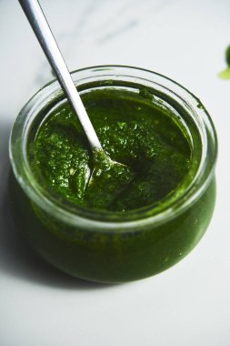 Pesto genovese veya Pesto Verde. Makarna ya da diğer yemekler için İtalyan sosu. Taze fesleğen, çam fıstığı ve parmesan peynirli yeşil pesto. Yüksek kalite fotoğraf