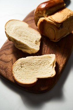 Kore sütlü ekmek. Süt, şeker, yumurta ve tereyağlı ekmek. Yumuşak ve Puff. Yüksek kalite fotoğraf