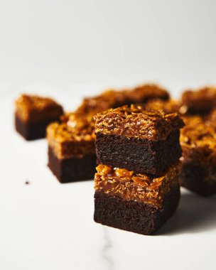 Tuzlu Karamelli Cornflake Brownie. Mısır gevreği ve karamel kaplı gevrek bir browni. Yüksek kalite fotoğraf
