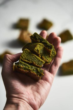 Kibrit çikolatalı kek. Klasik browni tarifi, kibrit tozu ve beyaz çikolatayla yapılır. Nemli ve yumuşak bir doku. Yüksek kalite fotoğraf