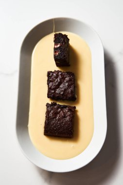 Yoğunlaştırılmış sütlü brovniler. Brownie 'ler konsantre süt, kakao ve tereyağından yapılır. Çikolata parçalı. Yüksek kalite fotoğraf