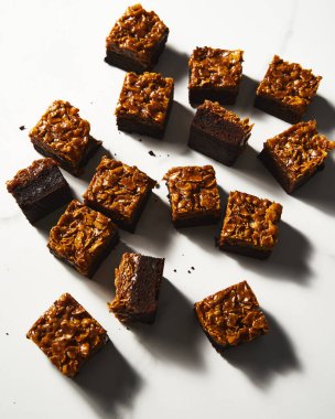Tuzlu Karamelli Cornflake Brownie. Mısır gevreği ve karamel kaplı gevrek bir browni. Yüksek kalite fotoğraf