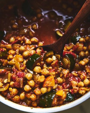 Nohut Tagine. aromatik baharatlar, domatesler ve soğanlar içinde kaynatılmış taze bezelyeli lezzetli Fas güveci. Genellikle otlarla süslenir ve kuskus veya ekmekle servis edilir. Yüksek kalite fotoğraf