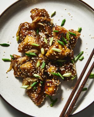 Çin patlıcanları ve soya sosu. Parlak ve susamlı tatlı. Yüksek kalite fotoğraf