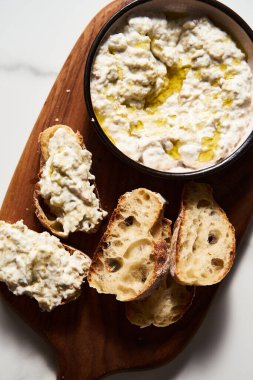 Geleneksel patlıcan soslu yoğurt ve sarımsak. Ekmekle servis edilir. Yüksek kalite fotoğraf