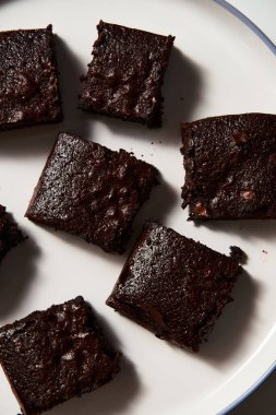 Yoğunlaştırılmış sütlü brovniler. Brownie 'ler konsantre süt, kakao ve tereyağından yapılır. Çikolata parçalı. Yüksek kalite fotoğraf