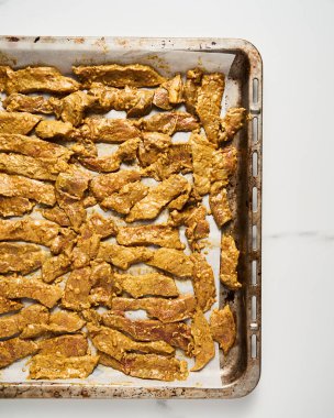 Fırında pişirmeden önce ince dilimlenmiş, marine edilmiş et ve kuzu eti. Shawermas, Pita ya da kahraman eti. Yüksek kalite fotoğraf