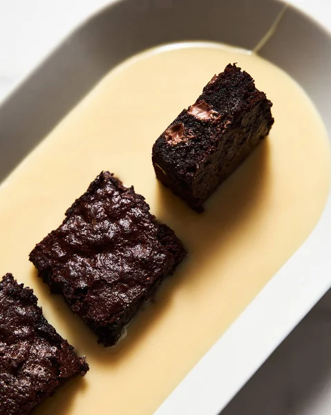 Yoğunlaştırılmış sütlü brovniler. Brownie 'ler konsantre süt, kakao ve tereyağından yapılır. Çikolata parçalı. Yüksek kalite fotoğraf