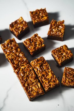 Tuzlu Karamelli Cornflake Brownie. Mısır gevreği ve karamel kaplı gevrek bir browni. Yüksek kalite fotoğraf