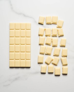 Beyaz mermer arka planda beyaz çikolata. - Evet. Yüksek kalite fotoğraf