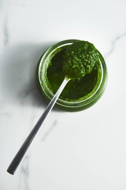 Pesto genovese veya Pesto Verde. Makarna ya da diğer yemekler için İtalyan sosu. Taze fesleğen, çam fıstığı ve parmesan peynirli yeşil pesto. Yüksek kalite fotoğraf
