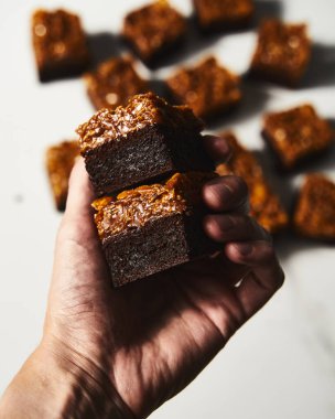 Tuzlu Karamelli Cornflake Brownie. Mısır gevreği ve karamel kaplı gevrek bir browni. Yüksek kalite fotoğraf