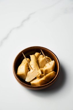 Beyaz mermer arka planda yağlı enginarlar. Yüksek kalite fotoğraf