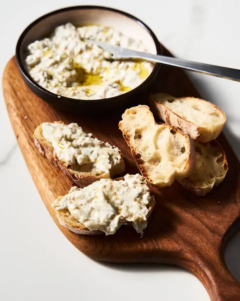 Geleneksel patlıcan soslu yoğurt ve sarımsak. Ekmekle servis edilir. Yüksek kalite fotoğraf