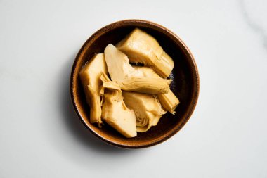 Beyaz mermer arka planda yağlı enginarlar. Yüksek kalite fotoğraf