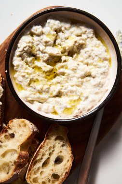 Geleneksel patlıcan soslu yoğurt ve sarımsak. Ekmekle servis edilir. Yüksek kalite fotoğraf
