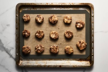 Beyaz arka planda çikolatalı Halva Kurabiyeleri. Yüksek kalite fotoğraf