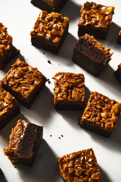 Tuzlu Karamelli Cornflake Brownie. Mısır gevreği ve karamel kaplı gevrek bir browni. Yüksek kalite fotoğraf