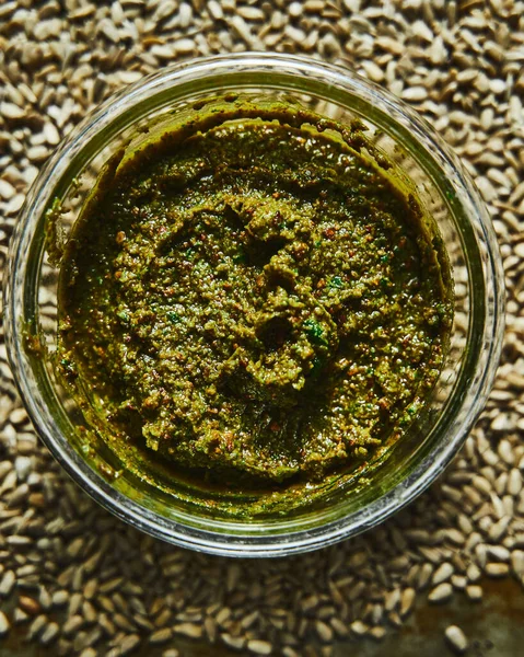 Ayçiçeği tohumu ve ıspanak pesto: makarna, erişte veya diğer yemekler için İtalyan sosu. Yüksek kalite fotoğraf