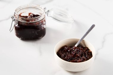 Taze pişmiş soğan ya da kavanozda konserve. Ayrıca soğan reçeli, reçel ya da Chutney olarak da bilinir. Porto şarabı ve baharatlı tatlı soğandan ev yapımı. Yüksek kalite fotoğraf