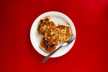  Altın Kahverengi Pirzola ya da beyaz tabakta mozzarella peynirli köfte. Kırmızı arka planda. Pop sanat tarzı parlak yemek fotoğrafı. Yüksek kalite fotoğraf