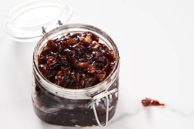 Taze pişmiş soğan ya da kavanozda konserve. Ayrıca soğan reçeli, reçel ya da Chutney olarak da bilinir. Porto şarabı ve baharatlı tatlı soğandan ev yapımı. Yüksek kalite fotoğraf