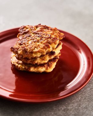 Beton arka planda beyaz tabakta mozzarella peynirli tek Altın Kahverengi Tavuk Pirzolası. Yüksek kalite fotoğraf