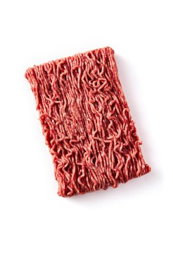 Çiğ ve taze kıymalı sığır eti beyaza izole edilmiş. Yüksek kalite fotoğraf 