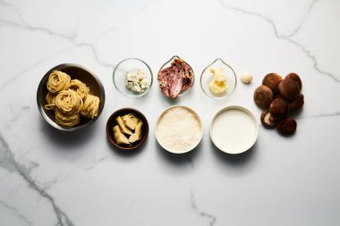 Beyaz mermer arka planda Shiitake mantarlı ve enginarlı Alfredo Makarnası. Minimalist yemek fotoğrafı. Yüksek kalite fotoğraf