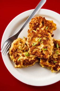  Altın Kahverengi Pirzola ya da beyaz tabakta mozzarella peynirli köfte. Kırmızı arka planda. Pop sanat tarzı parlak yemek fotoğrafı. Yüksek kalite fotoğraf