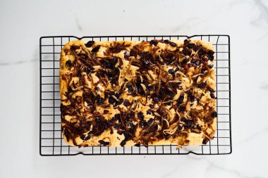 Karamelli soğan, ançüez ve siyah zeytinli Focaccia. İtalyan çerez ekmeği. Yüksek kalite fotoğraf