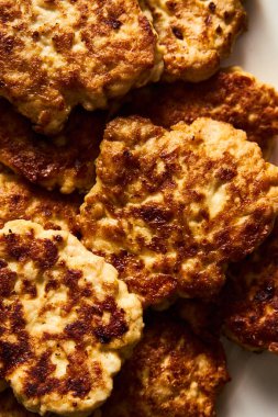 Golden Brown Tavuk Pirzolası ya da mozzarella peynirli köfte yakın çekim. Tavada kızartılmış. Minimalist yemek fotoğrafı. Yüksek kalite fotoğraf