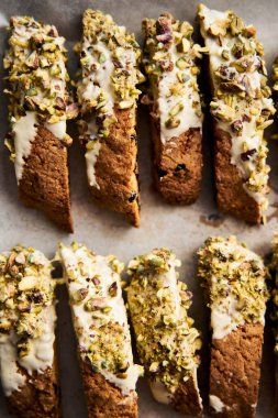 Pişirme tavasında bisküvi. Geleneksel tatlı İtalyan kurabiyeleri iki kez pişirilmiş, fındıklı ve kuru yaban mersinli. Ekstra çıtır ve kuru. Yüksek kalite fotoğraf