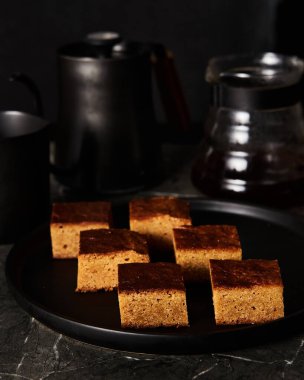 Koyu arkaplanda sarışınlar, gösterişsiz yemek fotoğrafları. Yüksek kalite fotoğraf