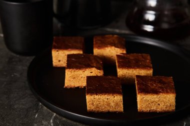 Koyu arkaplanda sarışınlar, gösterişsiz yemek fotoğrafları. Yüksek kalite fotoğraf